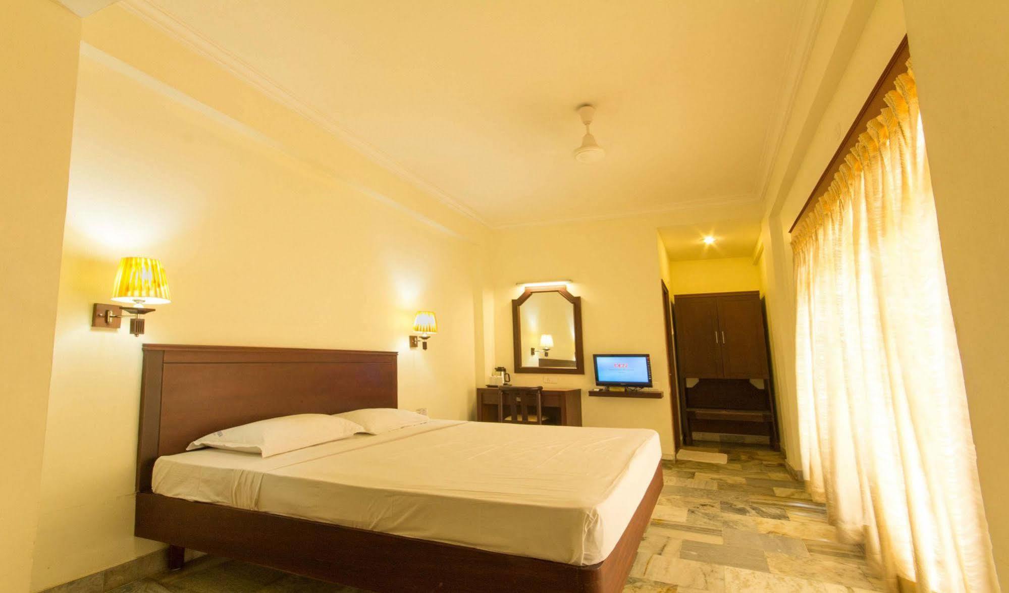 Hotel Aiswarya Kochi Kültér fotó