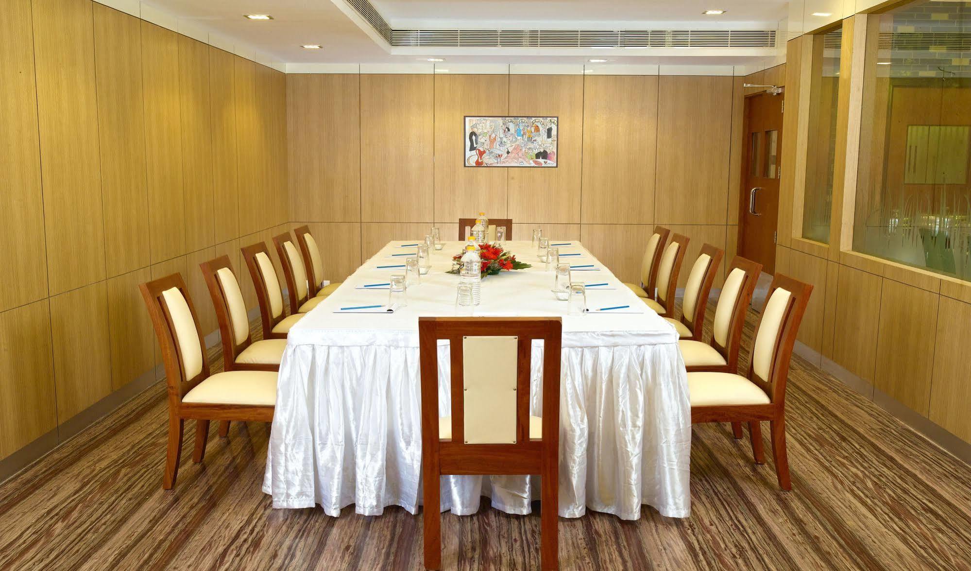 Hotel Aiswarya Kochi Kültér fotó